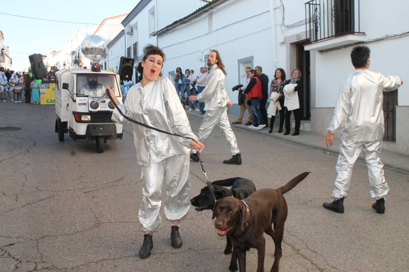 El desfile de Carnaval llenó de alegría, colorido y animación las calles de Jerez de los Caballeros. El desfile partió de la calle Eritas continuó el recorrido por el barrio de Los Mártires, la corredera Hernando de Soto y la calle Vasco Núñez, para culminar en la Plaza de España.Destacó la participación de muchos grupos, de todas las edades, pero especialmente de jóvenes, savia nueva que se va incorporando a la fiesta. Con un ambiente primaveral, fueron muchas las personas que se concentraron a lo largo del recorrido para disfrutar de este caudal de fantasía y de fiesta.