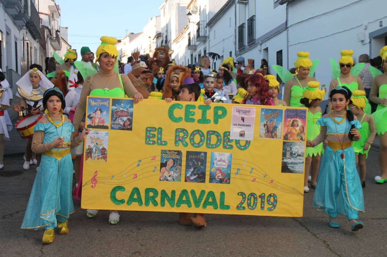 El desfile de Carnaval llenó de alegría, colorido y animación las calles de Jerez de los Caballeros. El desfile partió de la calle Eritas continuó el recorrido por el barrio de Los Mártires, la corredera Hernando de Soto y la calle Vasco Núñez, para culminar en la Plaza de España.Destacó la participación de muchos grupos, de todas las edades, pero especialmente de jóvenes, savia nueva que se va incorporando a la fiesta. Con un ambiente primaveral, fueron muchas las personas que se concentraron a lo largo del recorrido para disfrutar de este caudal de fantasía y de fiesta.