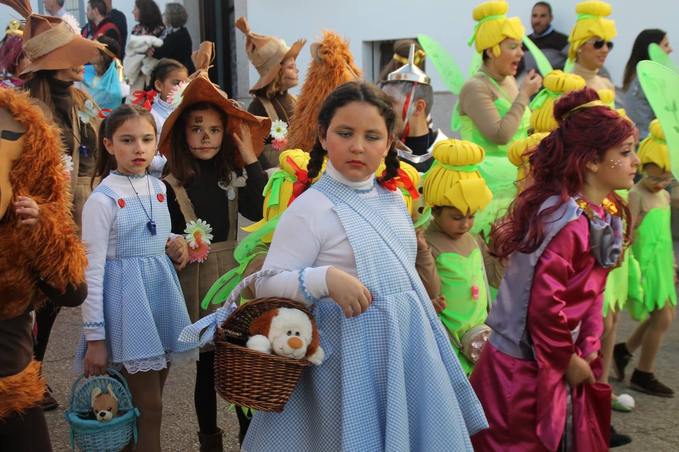 El desfile de Carnaval llenó de alegría, colorido y animación las calles de Jerez de los Caballeros. El desfile partió de la calle Eritas continuó el recorrido por el barrio de Los Mártires, la corredera Hernando de Soto y la calle Vasco Núñez, para culminar en la Plaza de España.Destacó la participación de muchos grupos, de todas las edades, pero especialmente de jóvenes, savia nueva que se va incorporando a la fiesta. Con un ambiente primaveral, fueron muchas las personas que se concentraron a lo largo del recorrido para disfrutar de este caudal de fantasía y de fiesta.