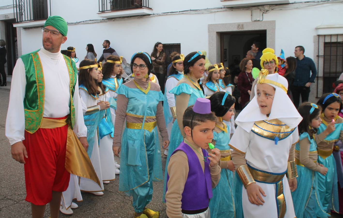 El desfile de Carnaval llenó de alegría, colorido y animación las calles de Jerez de los Caballeros. El desfile partió de la calle Eritas continuó el recorrido por el barrio de Los Mártires, la corredera Hernando de Soto y la calle Vasco Núñez, para culminar en la Plaza de España.Destacó la participación de muchos grupos, de todas las edades, pero especialmente de jóvenes, savia nueva que se va incorporando a la fiesta. Con un ambiente primaveral, fueron muchas las personas que se concentraron a lo largo del recorrido para disfrutar de este caudal de fantasía y de fiesta.