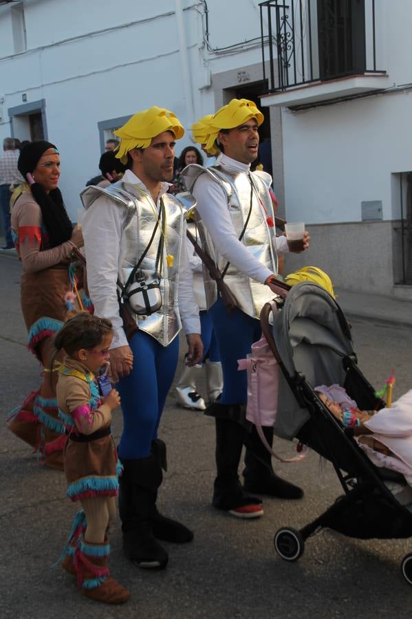 El desfile de Carnaval llenó de alegría, colorido y animación las calles de Jerez de los Caballeros. El desfile partió de la calle Eritas continuó el recorrido por el barrio de Los Mártires, la corredera Hernando de Soto y la calle Vasco Núñez, para culminar en la Plaza de España.Destacó la participación de muchos grupos, de todas las edades, pero especialmente de jóvenes, savia nueva que se va incorporando a la fiesta. Con un ambiente primaveral, fueron muchas las personas que se concentraron a lo largo del recorrido para disfrutar de este caudal de fantasía y de fiesta.