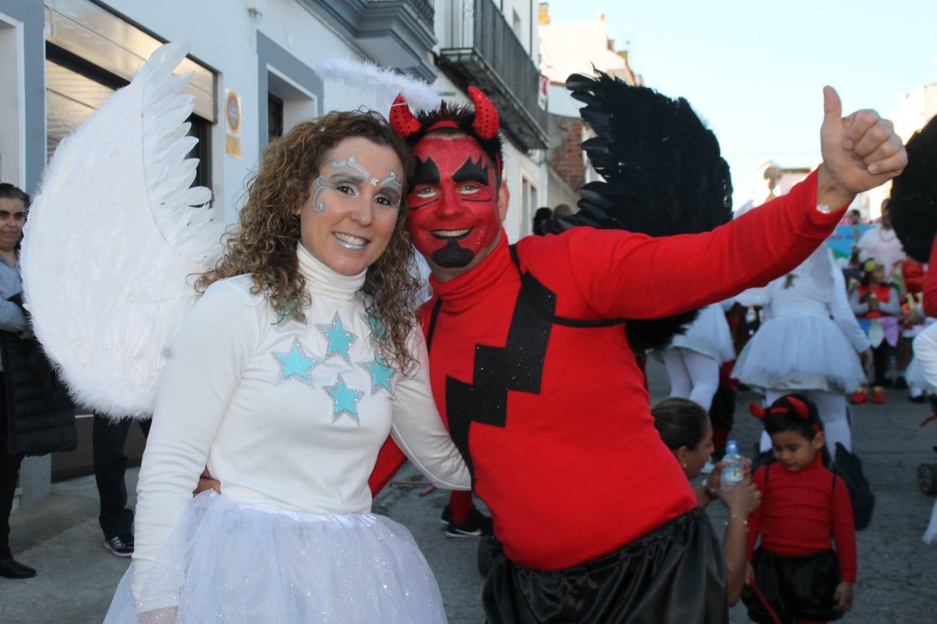 El desfile de Carnaval llenó de alegría, colorido y animación las calles de Jerez de los Caballeros. El desfile partió de la calle Eritas continuó el recorrido por el barrio de Los Mártires, la corredera Hernando de Soto y la calle Vasco Núñez, para culminar en la Plaza de España.Destacó la participación de muchos grupos, de todas las edades, pero especialmente de jóvenes, savia nueva que se va incorporando a la fiesta. Con un ambiente primaveral, fueron muchas las personas que se concentraron a lo largo del recorrido para disfrutar de este caudal de fantasía y de fiesta.
