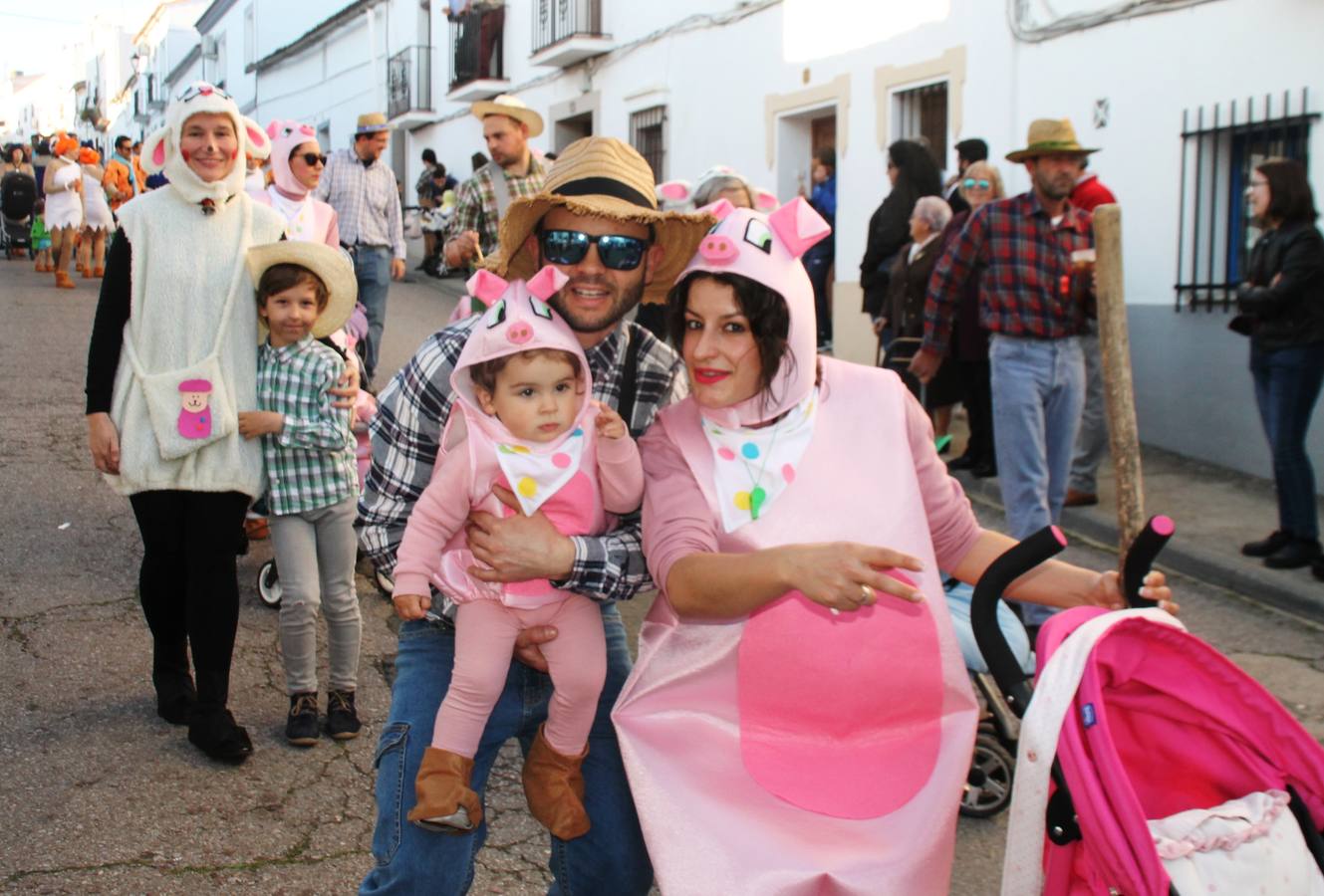 El desfile de Carnaval llenó de alegría, colorido y animación las calles de Jerez de los Caballeros. El desfile partió de la calle Eritas continuó el recorrido por el barrio de Los Mártires, la corredera Hernando de Soto y la calle Vasco Núñez, para culminar en la Plaza de España.Destacó la participación de muchos grupos, de todas las edades, pero especialmente de jóvenes, savia nueva que se va incorporando a la fiesta. Con un ambiente primaveral, fueron muchas las personas que se concentraron a lo largo del recorrido para disfrutar de este caudal de fantasía y de fiesta.