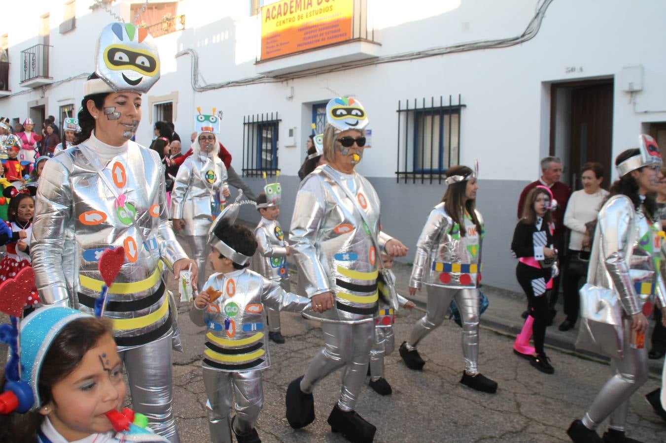 El desfile de Carnaval llenó de alegría, colorido y animación las calles de Jerez de los Caballeros. El desfile partió de la calle Eritas continuó el recorrido por el barrio de Los Mártires, la corredera Hernando de Soto y la calle Vasco Núñez, para culminar en la Plaza de España.Destacó la participación de muchos grupos, de todas las edades, pero especialmente de jóvenes, savia nueva que se va incorporando a la fiesta. Con un ambiente primaveral, fueron muchas las personas que se concentraron a lo largo del recorrido para disfrutar de este caudal de fantasía y de fiesta.