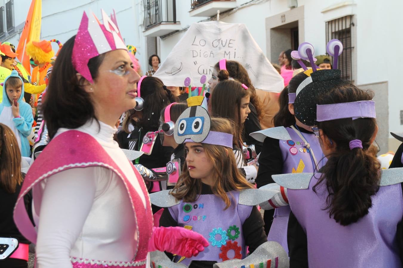 El desfile de Carnaval llenó de alegría, colorido y animación las calles de Jerez de los Caballeros. El desfile partió de la calle Eritas continuó el recorrido por el barrio de Los Mártires, la corredera Hernando de Soto y la calle Vasco Núñez, para culminar en la Plaza de España.Destacó la participación de muchos grupos, de todas las edades, pero especialmente de jóvenes, savia nueva que se va incorporando a la fiesta. Con un ambiente primaveral, fueron muchas las personas que se concentraron a lo largo del recorrido para disfrutar de este caudal de fantasía y de fiesta.