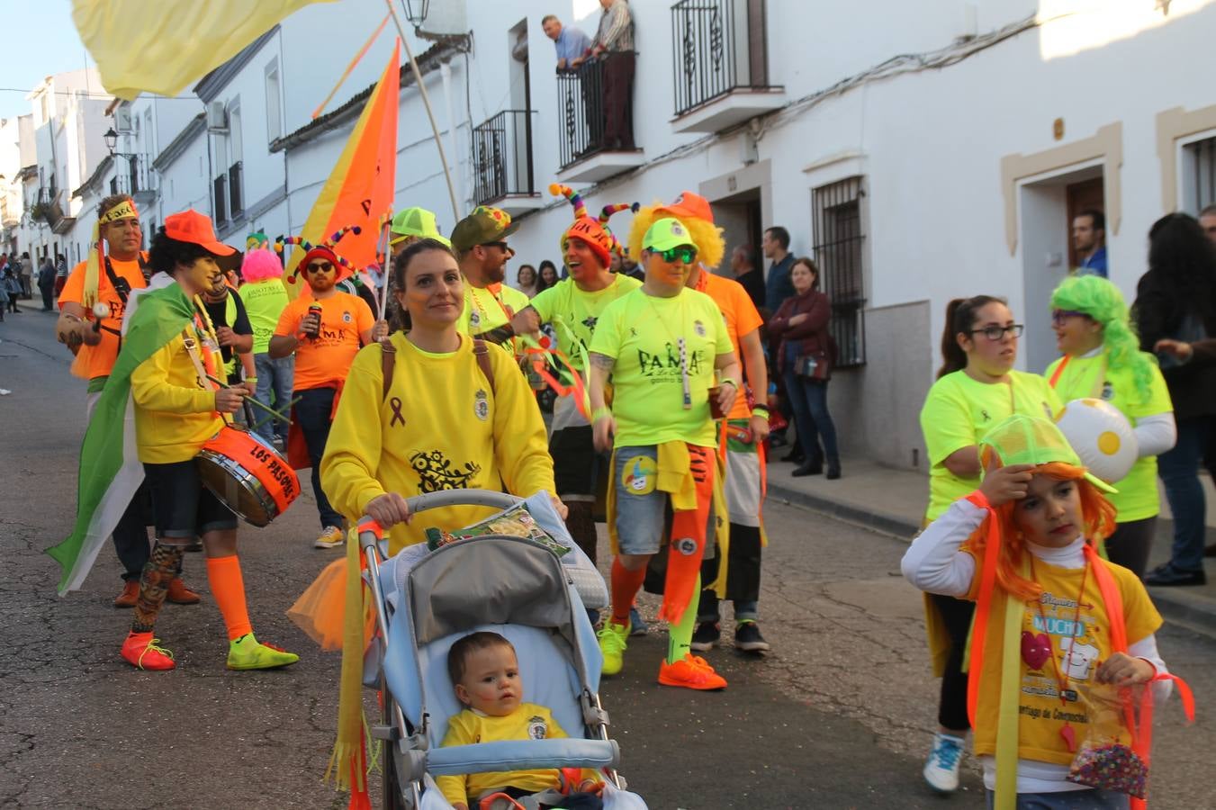 El desfile de Carnaval llenó de alegría, colorido y animación las calles de Jerez de los Caballeros. El desfile partió de la calle Eritas continuó el recorrido por el barrio de Los Mártires, la corredera Hernando de Soto y la calle Vasco Núñez, para culminar en la Plaza de España.Destacó la participación de muchos grupos, de todas las edades, pero especialmente de jóvenes, savia nueva que se va incorporando a la fiesta. Con un ambiente primaveral, fueron muchas las personas que se concentraron a lo largo del recorrido para disfrutar de este caudal de fantasía y de fiesta.