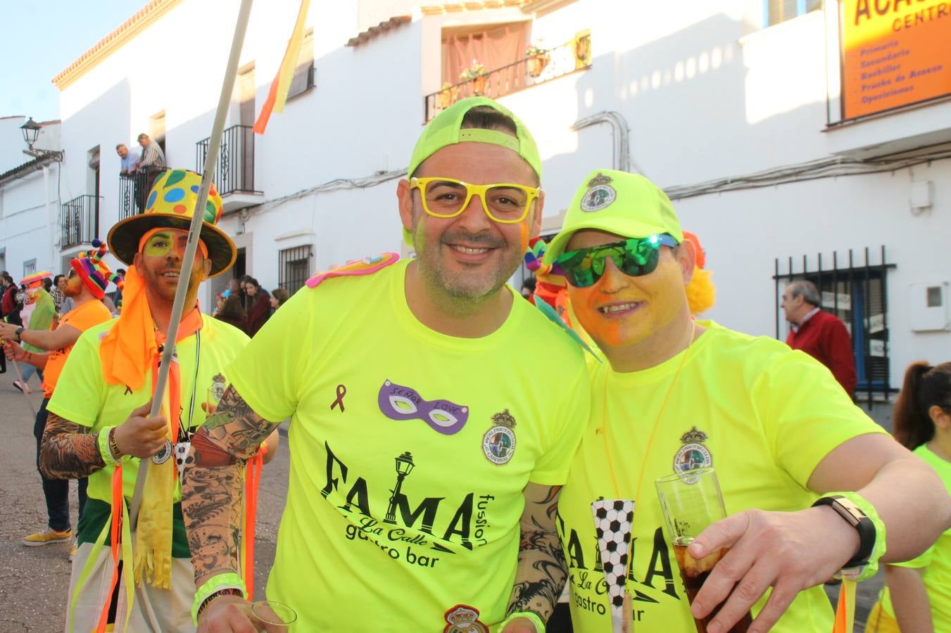 El desfile de Carnaval llenó de alegría, colorido y animación las calles de Jerez de los Caballeros. El desfile partió de la calle Eritas continuó el recorrido por el barrio de Los Mártires, la corredera Hernando de Soto y la calle Vasco Núñez, para culminar en la Plaza de España.Destacó la participación de muchos grupos, de todas las edades, pero especialmente de jóvenes, savia nueva que se va incorporando a la fiesta. Con un ambiente primaveral, fueron muchas las personas que se concentraron a lo largo del recorrido para disfrutar de este caudal de fantasía y de fiesta.