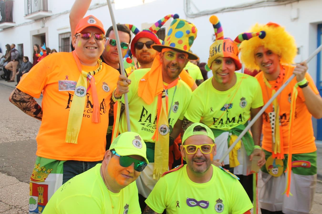 El desfile de Carnaval llenó de alegría, colorido y animación las calles de Jerez de los Caballeros. El desfile partió de la calle Eritas continuó el recorrido por el barrio de Los Mártires, la corredera Hernando de Soto y la calle Vasco Núñez, para culminar en la Plaza de España.Destacó la participación de muchos grupos, de todas las edades, pero especialmente de jóvenes, savia nueva que se va incorporando a la fiesta. Con un ambiente primaveral, fueron muchas las personas que se concentraron a lo largo del recorrido para disfrutar de este caudal de fantasía y de fiesta.