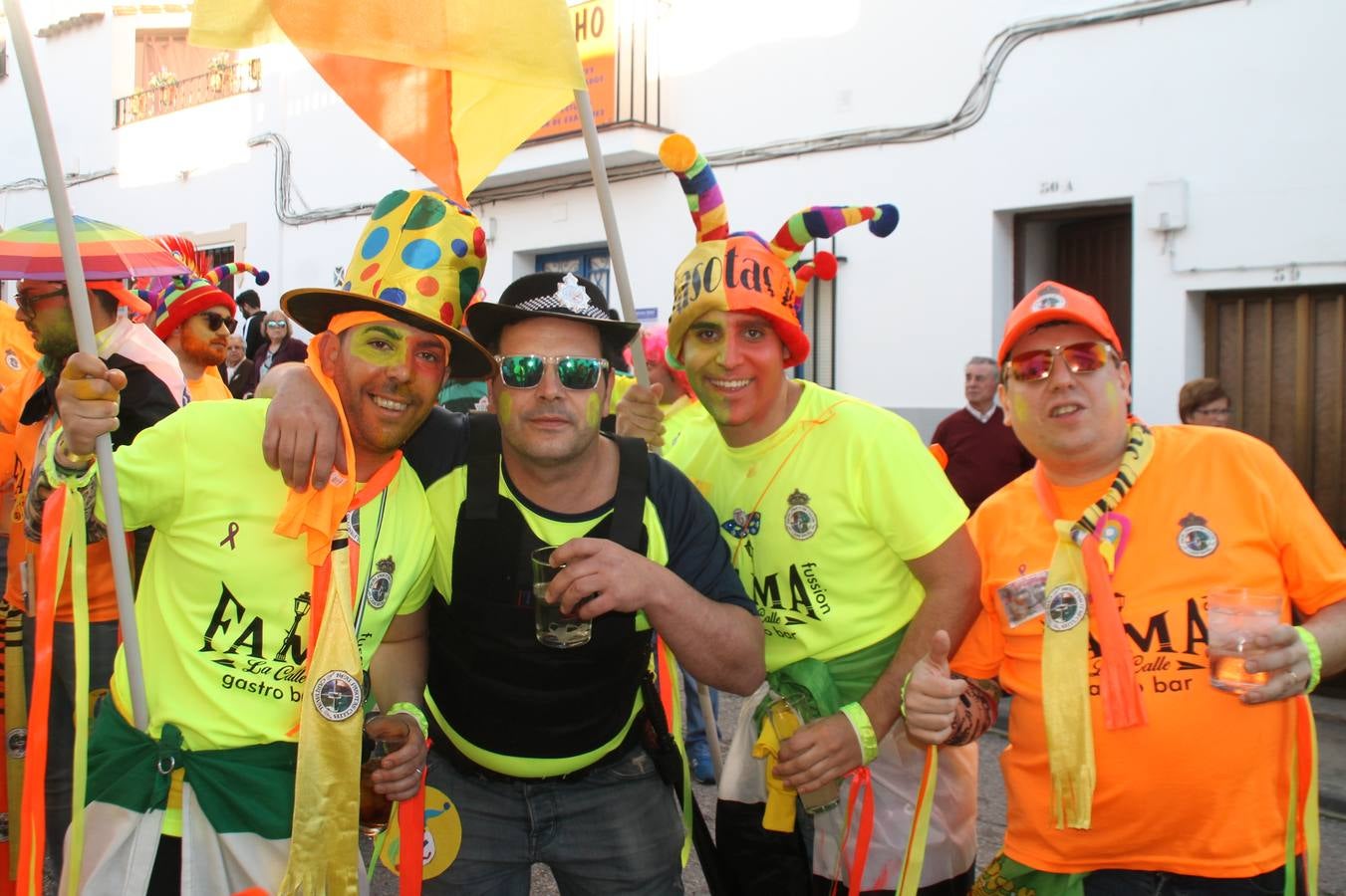 El desfile de Carnaval llenó de alegría, colorido y animación las calles de Jerez de los Caballeros. El desfile partió de la calle Eritas continuó el recorrido por el barrio de Los Mártires, la corredera Hernando de Soto y la calle Vasco Núñez, para culminar en la Plaza de España.Destacó la participación de muchos grupos, de todas las edades, pero especialmente de jóvenes, savia nueva que se va incorporando a la fiesta. Con un ambiente primaveral, fueron muchas las personas que se concentraron a lo largo del recorrido para disfrutar de este caudal de fantasía y de fiesta.