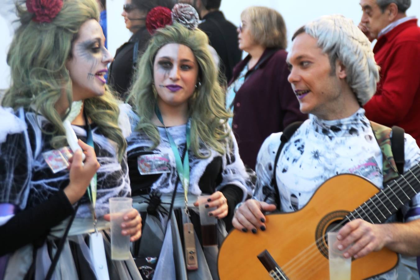 El desfile de Carnaval llenó de alegría, colorido y animación las calles de Jerez de los Caballeros. El desfile partió de la calle Eritas continuó el recorrido por el barrio de Los Mártires, la corredera Hernando de Soto y la calle Vasco Núñez, para culminar en la Plaza de España.Destacó la participación de muchos grupos, de todas las edades, pero especialmente de jóvenes, savia nueva que se va incorporando a la fiesta. Con un ambiente primaveral, fueron muchas las personas que se concentraron a lo largo del recorrido para disfrutar de este caudal de fantasía y de fiesta.