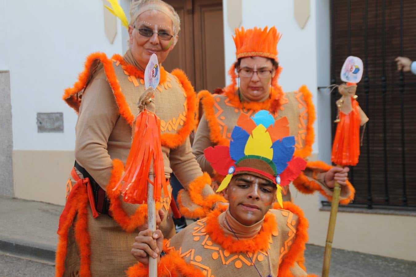 El desfile de Carnaval llenó de alegría, colorido y animación las calles de Jerez de los Caballeros. El desfile partió de la calle Eritas continuó el recorrido por el barrio de Los Mártires, la corredera Hernando de Soto y la calle Vasco Núñez, para culminar en la Plaza de España.Destacó la participación de muchos grupos, de todas las edades, pero especialmente de jóvenes, savia nueva que se va incorporando a la fiesta. Con un ambiente primaveral, fueron muchas las personas que se concentraron a lo largo del recorrido para disfrutar de este caudal de fantasía y de fiesta.