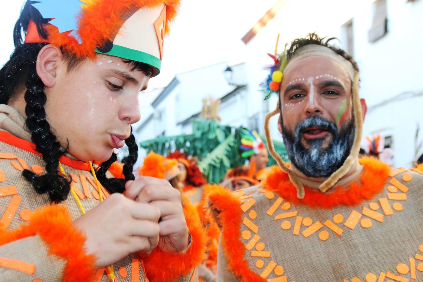 El desfile de Carnaval llenó de alegría, colorido y animación las calles de Jerez de los Caballeros. El desfile partió de la calle Eritas continuó el recorrido por el barrio de Los Mártires, la corredera Hernando de Soto y la calle Vasco Núñez, para culminar en la Plaza de España.Destacó la participación de muchos grupos, de todas las edades, pero especialmente de jóvenes, savia nueva que se va incorporando a la fiesta. Con un ambiente primaveral, fueron muchas las personas que se concentraron a lo largo del recorrido para disfrutar de este caudal de fantasía y de fiesta.