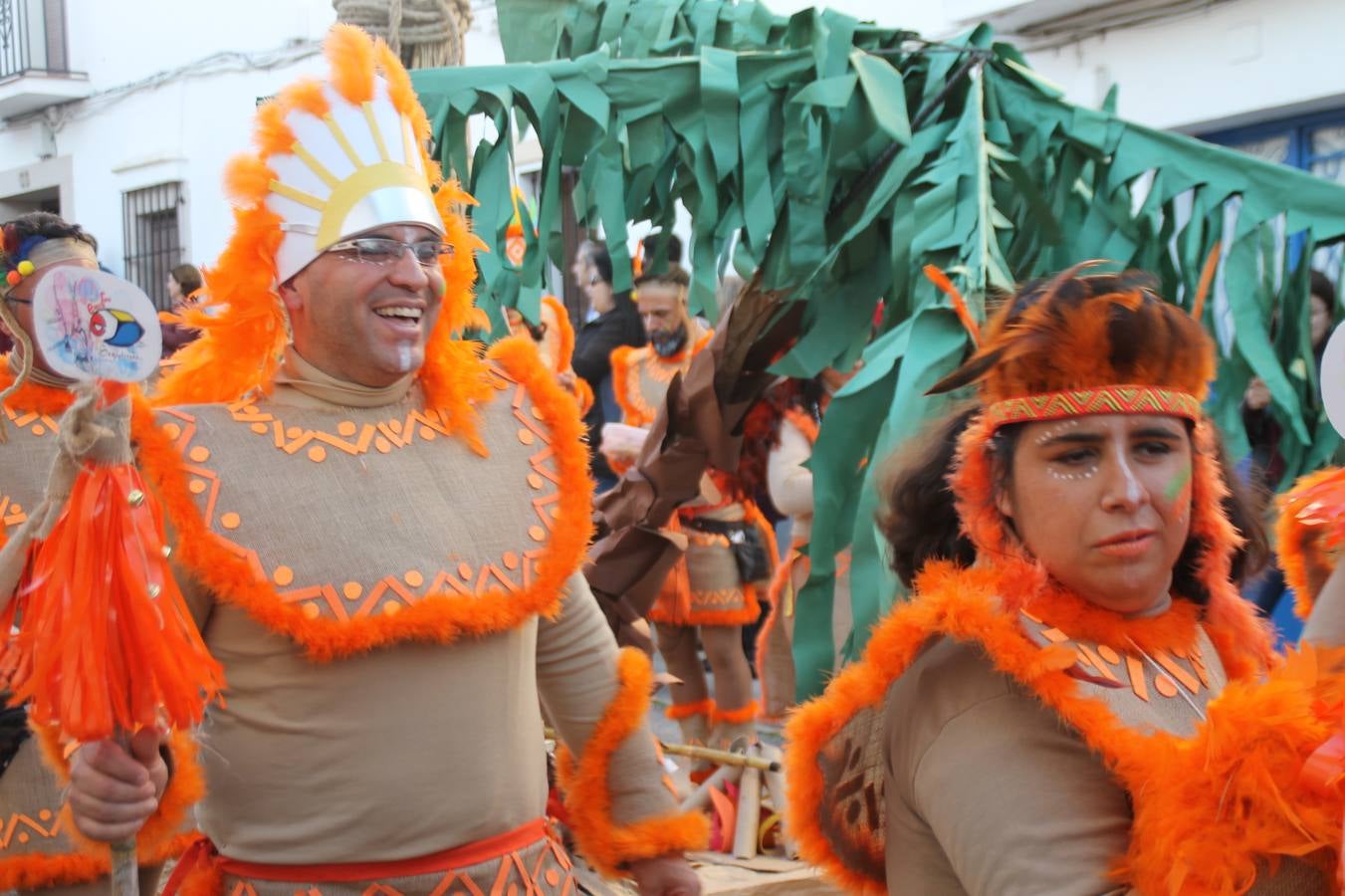 El desfile de Carnaval llenó de alegría, colorido y animación las calles de Jerez de los Caballeros. El desfile partió de la calle Eritas continuó el recorrido por el barrio de Los Mártires, la corredera Hernando de Soto y la calle Vasco Núñez, para culminar en la Plaza de España.Destacó la participación de muchos grupos, de todas las edades, pero especialmente de jóvenes, savia nueva que se va incorporando a la fiesta. Con un ambiente primaveral, fueron muchas las personas que se concentraron a lo largo del recorrido para disfrutar de este caudal de fantasía y de fiesta.