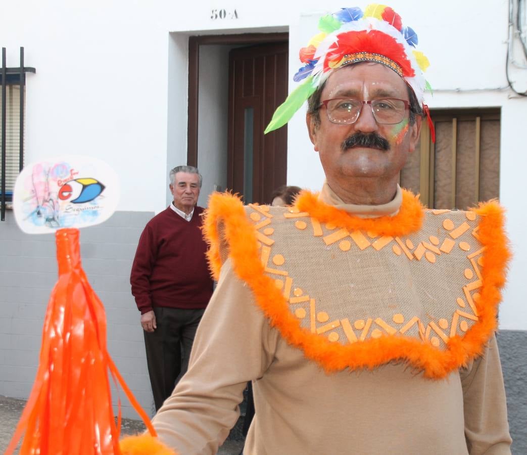 El desfile de Carnaval llenó de alegría, colorido y animación las calles de Jerez de los Caballeros. El desfile partió de la calle Eritas continuó el recorrido por el barrio de Los Mártires, la corredera Hernando de Soto y la calle Vasco Núñez, para culminar en la Plaza de España.Destacó la participación de muchos grupos, de todas las edades, pero especialmente de jóvenes, savia nueva que se va incorporando a la fiesta. Con un ambiente primaveral, fueron muchas las personas que se concentraron a lo largo del recorrido para disfrutar de este caudal de fantasía y de fiesta.