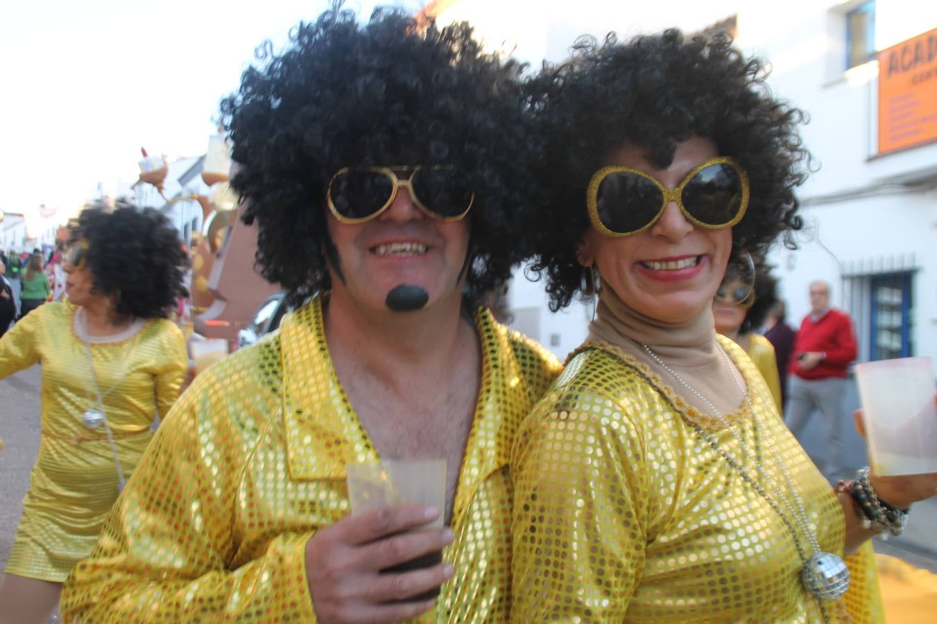 El desfile de Carnaval llenó de alegría, colorido y animación las calles de Jerez de los Caballeros. El desfile partió de la calle Eritas continuó el recorrido por el barrio de Los Mártires, la corredera Hernando de Soto y la calle Vasco Núñez, para culminar en la Plaza de España.Destacó la participación de muchos grupos, de todas las edades, pero especialmente de jóvenes, savia nueva que se va incorporando a la fiesta. Con un ambiente primaveral, fueron muchas las personas que se concentraron a lo largo del recorrido para disfrutar de este caudal de fantasía y de fiesta.