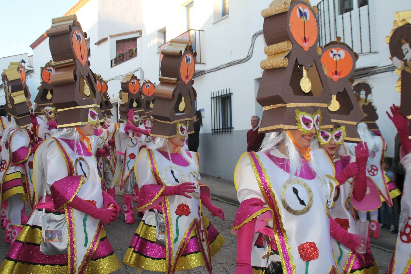 El desfile de Carnaval llenó de alegría, colorido y animación las calles de Jerez de los Caballeros. El desfile partió de la calle Eritas continuó el recorrido por el barrio de Los Mártires, la corredera Hernando de Soto y la calle Vasco Núñez, para culminar en la Plaza de España.Destacó la participación de muchos grupos, de todas las edades, pero especialmente de jóvenes, savia nueva que se va incorporando a la fiesta. Con un ambiente primaveral, fueron muchas las personas que se concentraron a lo largo del recorrido para disfrutar de este caudal de fantasía y de fiesta.