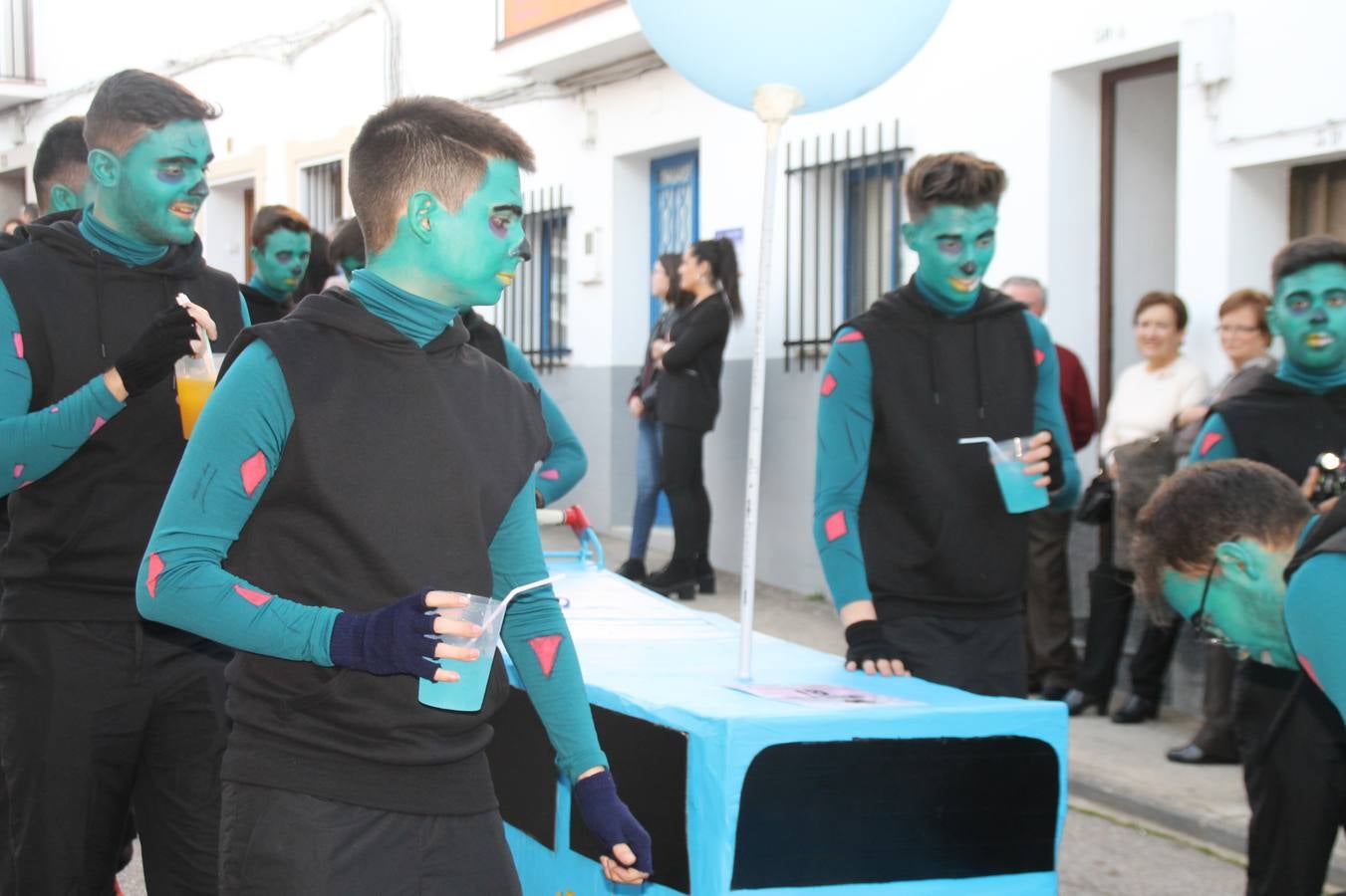 El desfile de Carnaval llenó de alegría, colorido y animación las calles de Jerez de los Caballeros. El desfile partió de la calle Eritas continuó el recorrido por el barrio de Los Mártires, la corredera Hernando de Soto y la calle Vasco Núñez, para culminar en la Plaza de España.Destacó la participación de muchos grupos, de todas las edades, pero especialmente de jóvenes, savia nueva que se va incorporando a la fiesta. Con un ambiente primaveral, fueron muchas las personas que se concentraron a lo largo del recorrido para disfrutar de este caudal de fantasía y de fiesta.