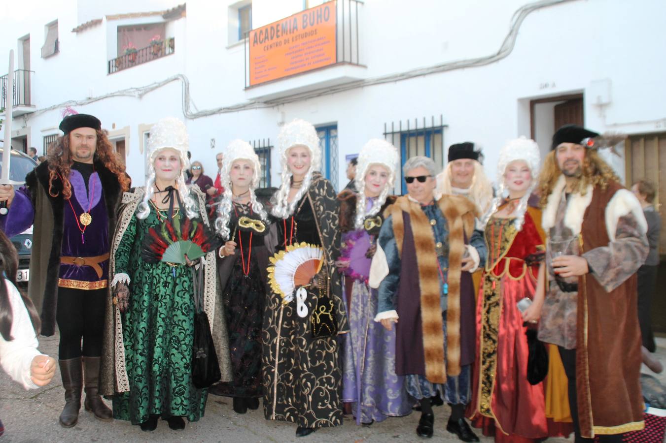 El desfile de Carnaval llenó de alegría, colorido y animación las calles de Jerez de los Caballeros. El desfile partió de la calle Eritas continuó el recorrido por el barrio de Los Mártires, la corredera Hernando de Soto y la calle Vasco Núñez, para culminar en la Plaza de España.Destacó la participación de muchos grupos, de todas las edades, pero especialmente de jóvenes, savia nueva que se va incorporando a la fiesta. Con un ambiente primaveral, fueron muchas las personas que se concentraron a lo largo del recorrido para disfrutar de este caudal de fantasía y de fiesta.