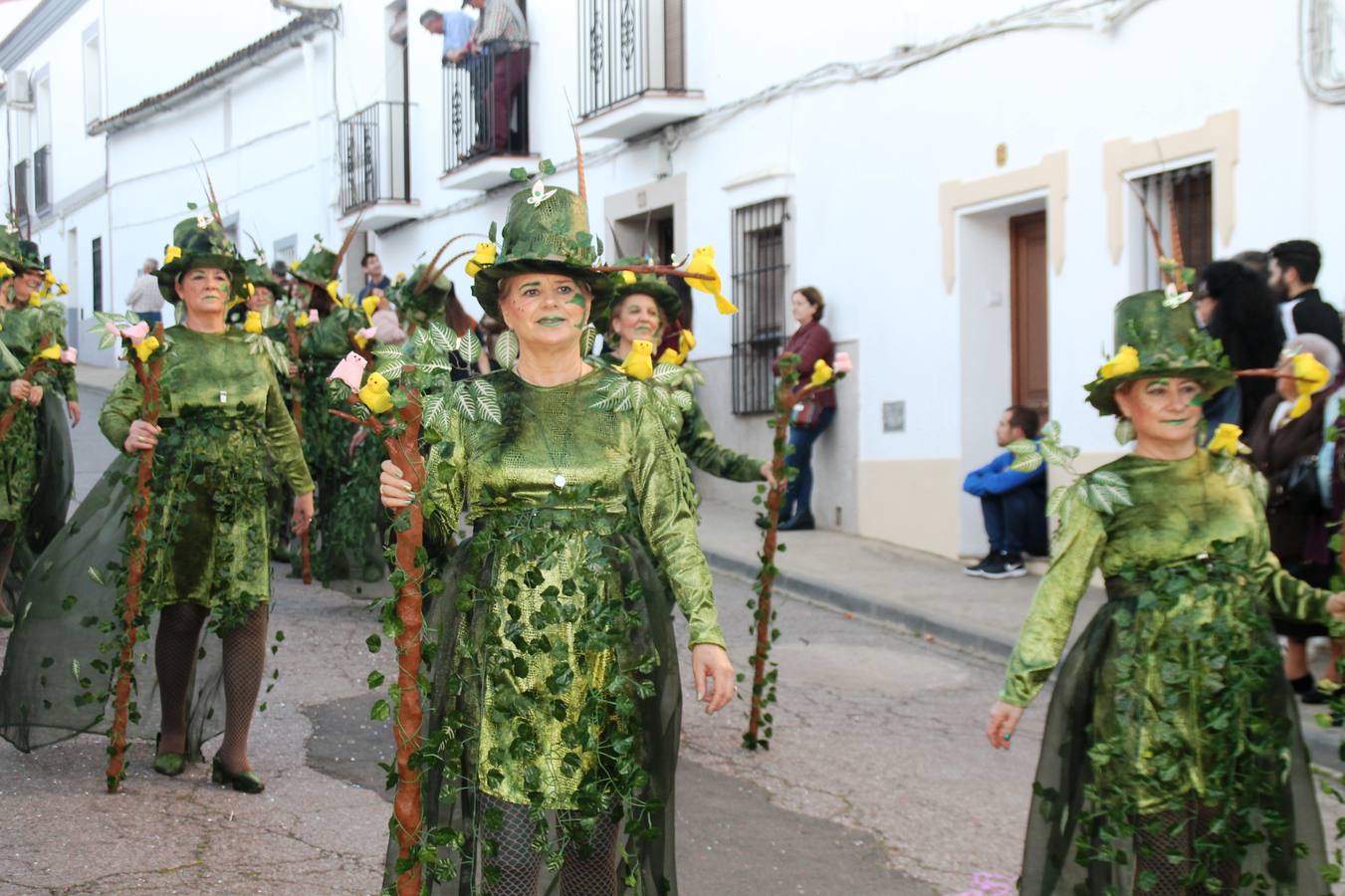 El desfile de Carnaval llenó de alegría, colorido y animación las calles de Jerez de los Caballeros. El desfile partió de la calle Eritas continuó el recorrido por el barrio de Los Mártires, la corredera Hernando de Soto y la calle Vasco Núñez, para culminar en la Plaza de España.Destacó la participación de muchos grupos, de todas las edades, pero especialmente de jóvenes, savia nueva que se va incorporando a la fiesta. Con un ambiente primaveral, fueron muchas las personas que se concentraron a lo largo del recorrido para disfrutar de este caudal de fantasía y de fiesta.