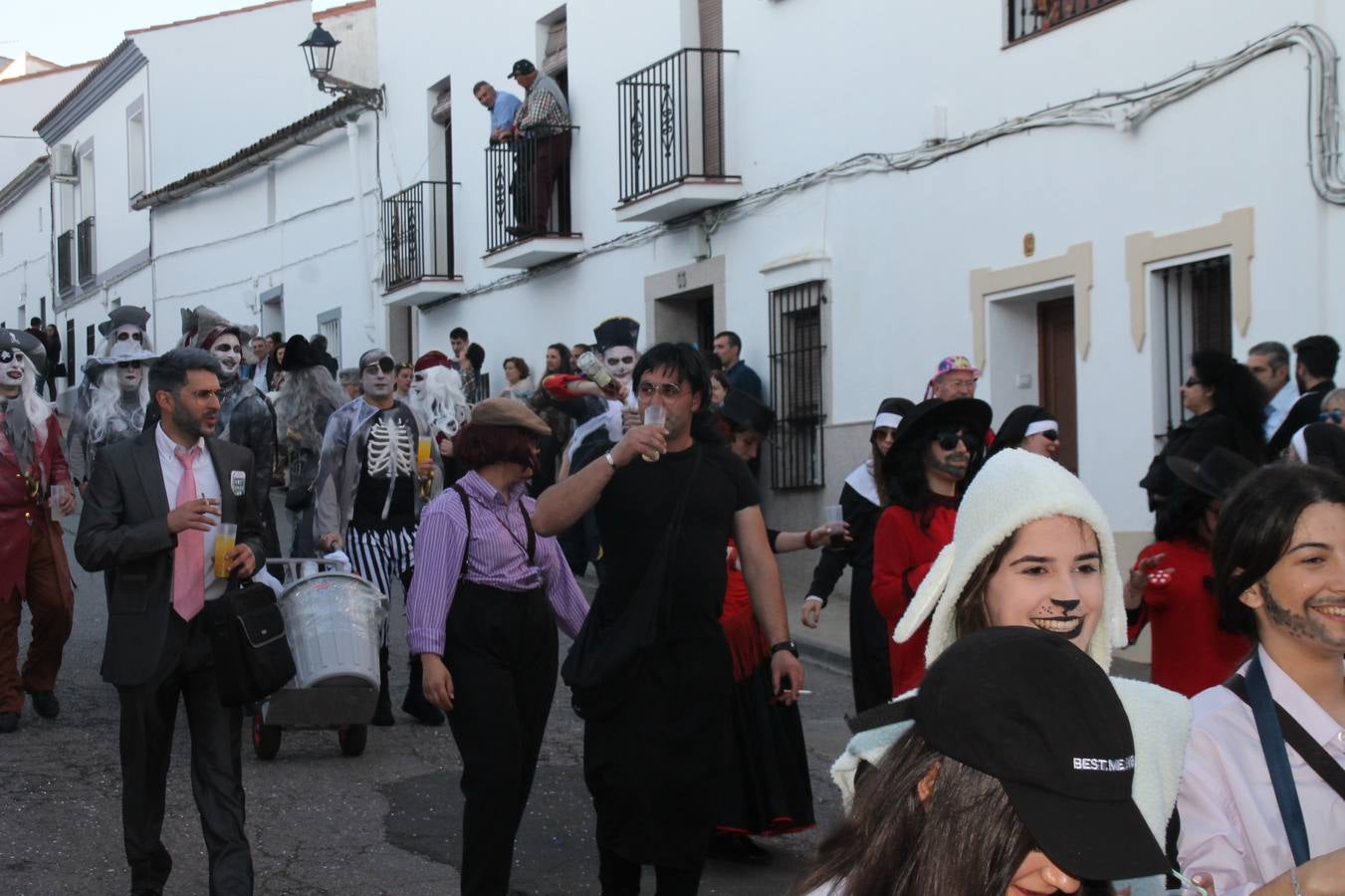 El desfile de Carnaval llenó de alegría, colorido y animación las calles de Jerez de los Caballeros. El desfile partió de la calle Eritas continuó el recorrido por el barrio de Los Mártires, la corredera Hernando de Soto y la calle Vasco Núñez, para culminar en la Plaza de España.Destacó la participación de muchos grupos, de todas las edades, pero especialmente de jóvenes, savia nueva que se va incorporando a la fiesta. Con un ambiente primaveral, fueron muchas las personas que se concentraron a lo largo del recorrido para disfrutar de este caudal de fantasía y de fiesta.