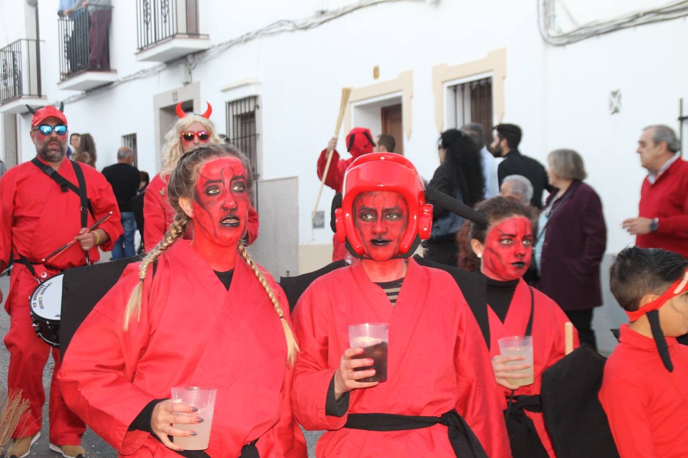 El desfile de Carnaval llenó de alegría, colorido y animación las calles de Jerez de los Caballeros. El desfile partió de la calle Eritas continuó el recorrido por el barrio de Los Mártires, la corredera Hernando de Soto y la calle Vasco Núñez, para culminar en la Plaza de España.Destacó la participación de muchos grupos, de todas las edades, pero especialmente de jóvenes, savia nueva que se va incorporando a la fiesta. Con un ambiente primaveral, fueron muchas las personas que se concentraron a lo largo del recorrido para disfrutar de este caudal de fantasía y de fiesta.