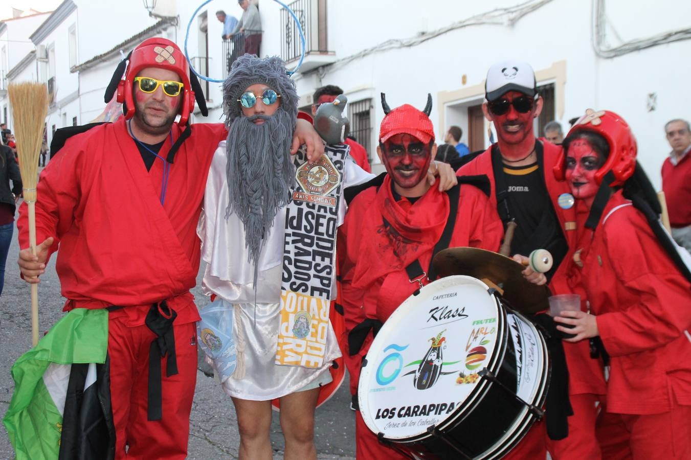 El desfile de Carnaval llenó de alegría, colorido y animación las calles de Jerez de los Caballeros. El desfile partió de la calle Eritas continuó el recorrido por el barrio de Los Mártires, la corredera Hernando de Soto y la calle Vasco Núñez, para culminar en la Plaza de España.Destacó la participación de muchos grupos, de todas las edades, pero especialmente de jóvenes, savia nueva que se va incorporando a la fiesta. Con un ambiente primaveral, fueron muchas las personas que se concentraron a lo largo del recorrido para disfrutar de este caudal de fantasía y de fiesta.