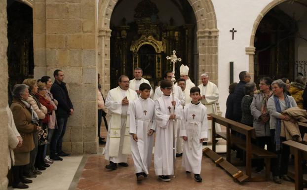 El arzobispo, Celso Morga, ha presidido la celebración de la Eucaristía ante los muchos fieles que han llenado el templo.