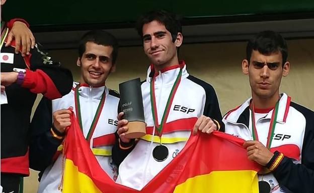 Manuel Gómez Lucas, en el centro de la imagen, con una de las medallas conseguidas con el equipo nacional. 