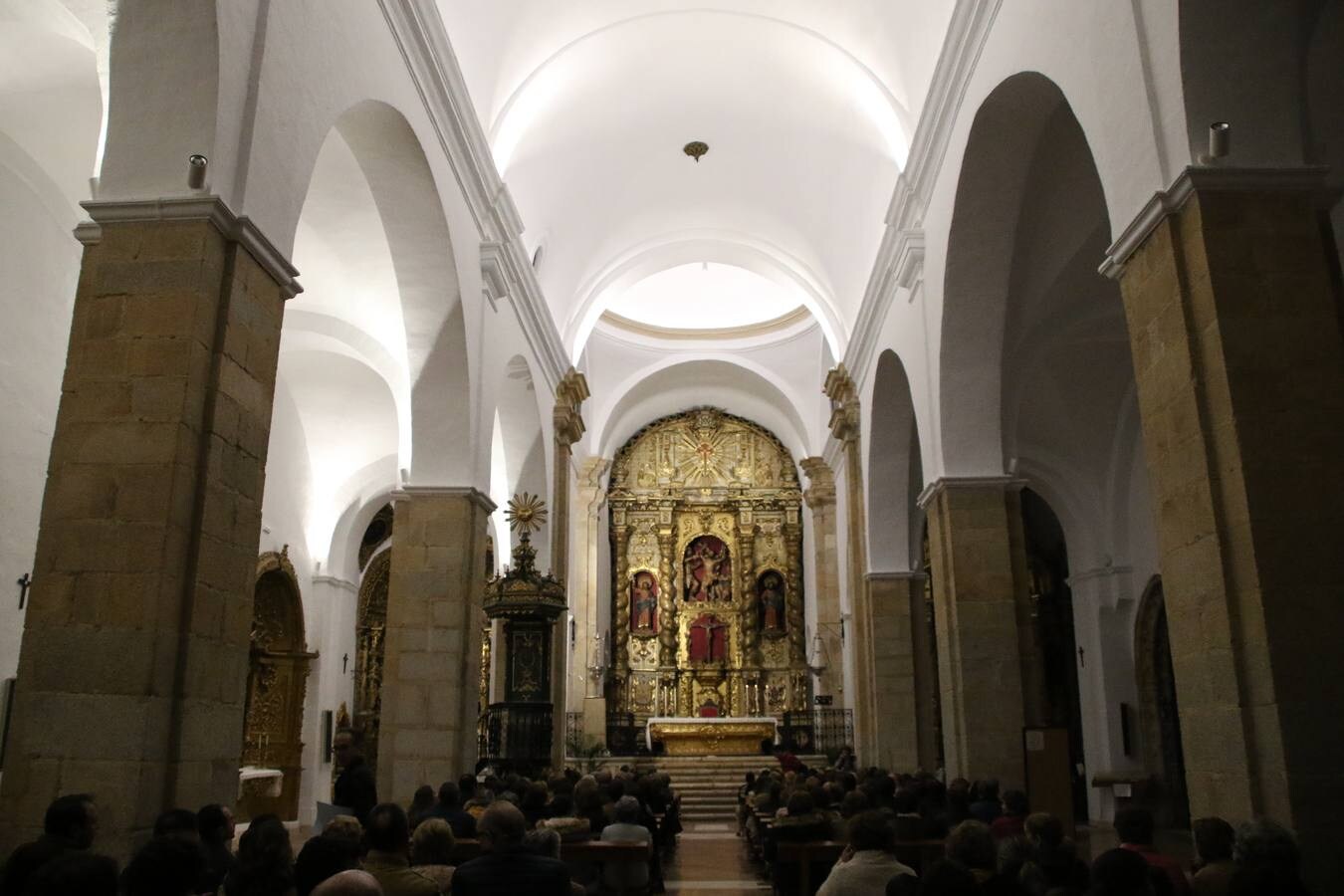 El templo parroquial de San Bartolomé ha reabierto, esta tarde, sus puertas después de varios meses de restauración. La Eucaristía ha sido oficiada por Celso Morga, Arzobispo de la Archidiócesis Mérida-Badajoz, quien ha señalado que «tenéis un patrimonio inmenso. Conservarlo y embellecerlo no es fácil, sin embargo, lo habéis hecho y os agradezco que hayáis trabajado sin ahorrar esfuerzos». Por su parte, Antonio María Rejano, párroco del municipio, ha agradecido, también, a todas y cada una de las personas que, mañana y tarde, han trabajo con ilusión y esfuerzo para que esta reapertura sea posible, «Jerez se merece esto y mucho más, por eso, os agradezco vuestra generosidad de tiempo y trabajo. Aunque aún quedan aspectos que pulir, todo se ha hecho con mucho cariño: la iluminación, las ventanas, los bancos, los vinilos, la pintura, el acondicionamiento de la torre...». Así, Rejano ha vuelto a subrayar que «debemos sentirnos orgullosos de ser como somos y querer un Jerez mejor». Por último, ha anunciado que, en breve, la torre se hará visitable para que propios y foráneos contemplen Jerez desde las alturas.