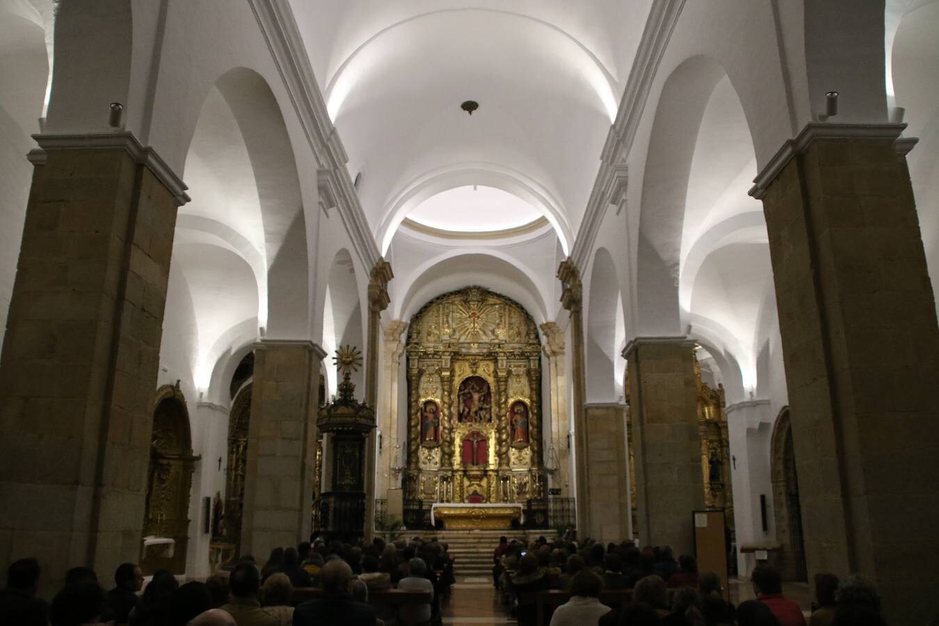 El templo parroquial de San Bartolomé ha reabierto, esta tarde, sus puertas después de varios meses de restauración. La Eucaristía ha sido oficiada por Celso Morga, Arzobispo de la Archidiócesis Mérida-Badajoz, quien ha señalado que «tenéis un patrimonio inmenso. Conservarlo y embellecerlo no es fácil, sin embargo, lo habéis hecho y os agradezco que hayáis trabajado sin ahorrar esfuerzos». Por su parte, Antonio María Rejano, párroco del municipio, ha agradecido, también, a todas y cada una de las personas que, mañana y tarde, han trabajo con ilusión y esfuerzo para que esta reapertura sea posible, «Jerez se merece esto y mucho más, por eso, os agradezco vuestra generosidad de tiempo y trabajo. Aunque aún quedan aspectos que pulir, todo se ha hecho con mucho cariño: la iluminación, las ventanas, los bancos, los vinilos, la pintura, el acondicionamiento de la torre...». Así, Rejano ha vuelto a subrayar que «debemos sentirnos orgullosos de ser como somos y querer un Jerez mejor». Por último, ha anunciado que, en breve, la torre se hará visitable para que propios y foráneos contemplen Jerez desde las alturas.