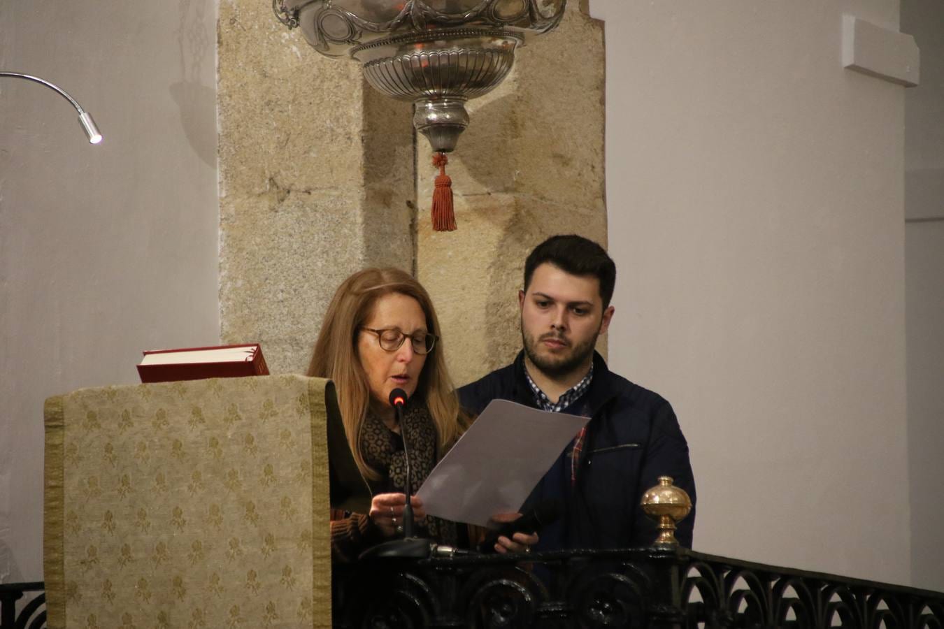 El templo parroquial de San Bartolomé ha reabierto, esta tarde, sus puertas después de varios meses de restauración. La Eucaristía ha sido oficiada por Celso Morga, Arzobispo de la Archidiócesis Mérida-Badajoz, quien ha señalado que «tenéis un patrimonio inmenso. Conservarlo y embellecerlo no es fácil, sin embargo, lo habéis hecho y os agradezco que hayáis trabajado sin ahorrar esfuerzos». Por su parte, Antonio María Rejano, párroco del municipio, ha agradecido, también, a todas y cada una de las personas que, mañana y tarde, han trabajo con ilusión y esfuerzo para que esta reapertura sea posible, «Jerez se merece esto y mucho más, por eso, os agradezco vuestra generosidad de tiempo y trabajo. Aunque aún quedan aspectos que pulir, todo se ha hecho con mucho cariño: la iluminación, las ventanas, los bancos, los vinilos, la pintura, el acondicionamiento de la torre...». Así, Rejano ha vuelto a subrayar que «debemos sentirnos orgullosos de ser como somos y querer un Jerez mejor». Por último, ha anunciado que, en breve, la torre se hará visitable para que propios y foráneos contemplen Jerez desde las alturas.