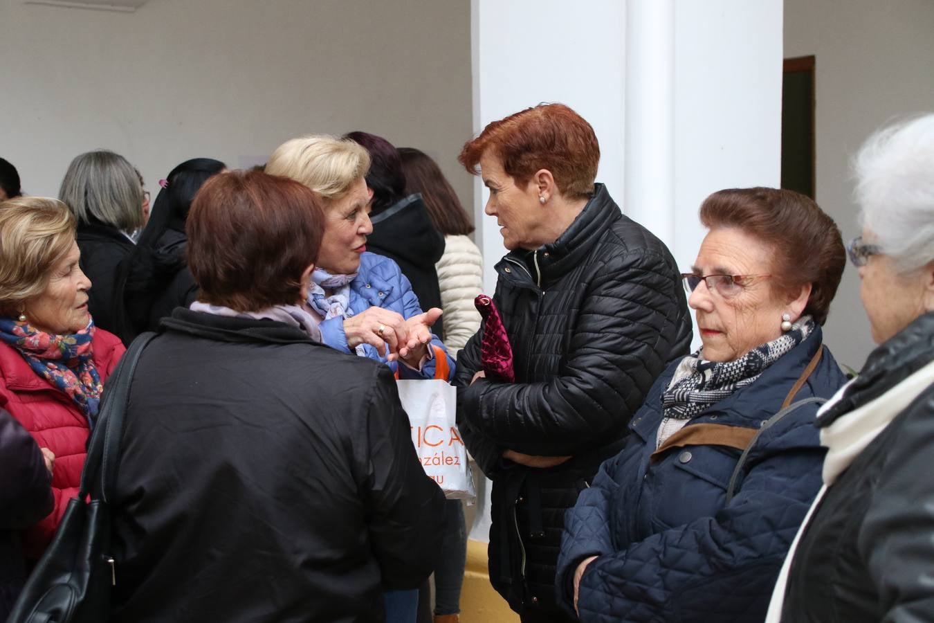 La Asociación de Mujeres Progresistas 'Felisa Tanco' inauguró, ayer, la exposición fotográfica 'Abuelas en movimiento. Instinto vital', enmarcada en los actos conmemorativos del Día Internacional de la Mujer, que se celebra hoy. Una exposición que tiene como objetivo poner en valor el papel que las abuelas juegan en la actualidad y la aportación que está teniendo en la sociedad y en la familia.