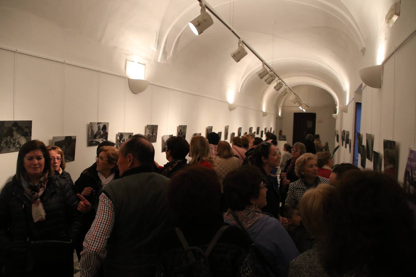 La Asociación de Mujeres Progresistas 'Felisa Tanco' inauguró, ayer, la exposición fotográfica 'Abuelas en movimiento. Instinto vital', enmarcada en los actos conmemorativos del Día Internacional de la Mujer, que se celebra hoy. Una exposición que tiene como objetivo poner en valor el papel que las abuelas juegan en la actualidad y la aportación que está teniendo en la sociedad y en la familia.
