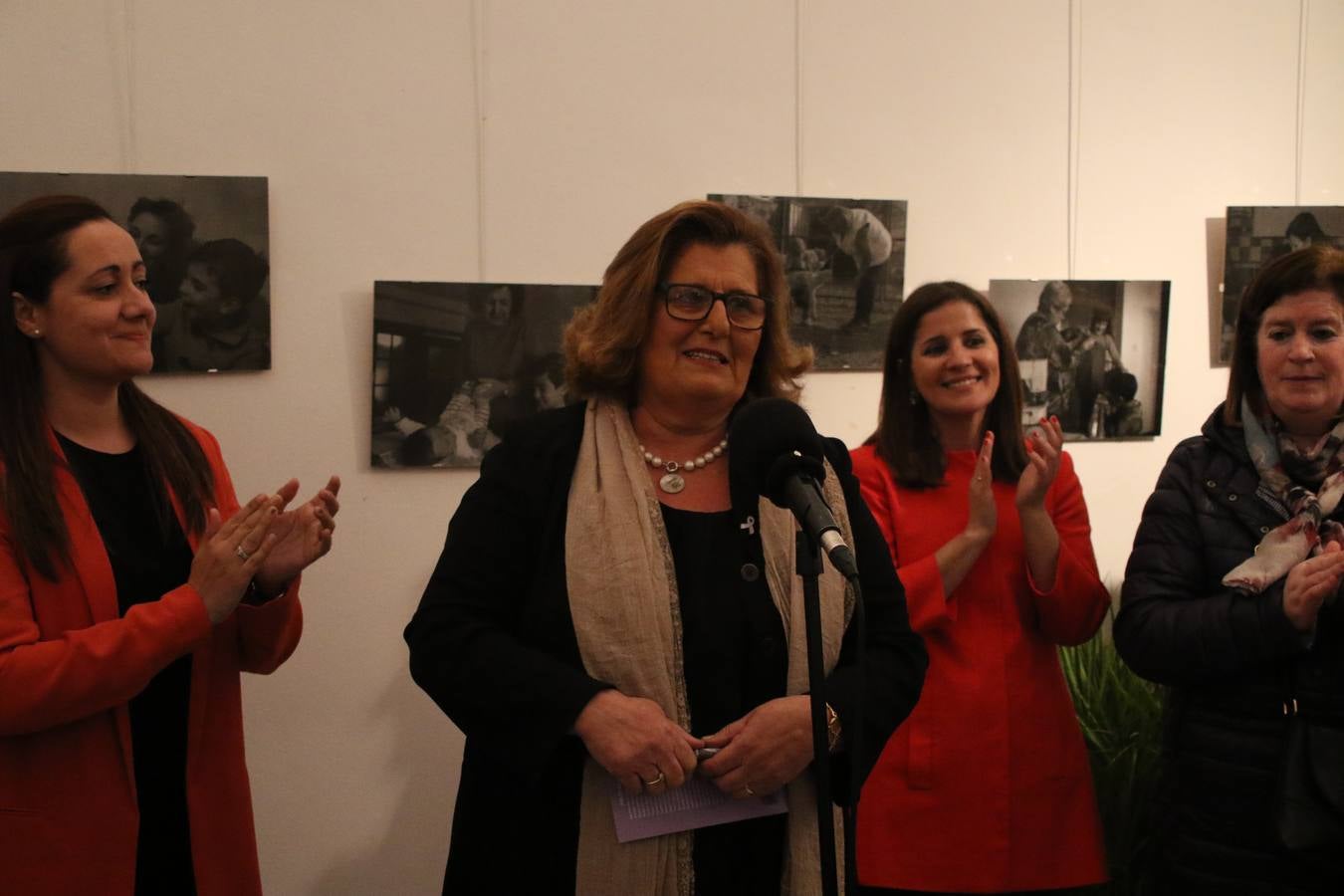 La Asociación de Mujeres Progresistas 'Felisa Tanco' inauguró, ayer, la exposición fotográfica 'Abuelas en movimiento. Instinto vital', enmarcada en los actos conmemorativos del Día Internacional de la Mujer, que se celebra hoy. Una exposición que tiene como objetivo poner en valor el papel que las abuelas juegan en la actualidad y la aportación que está teniendo en la sociedad y en la familia.