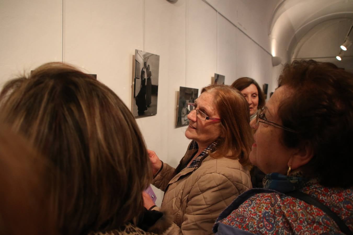 La Asociación de Mujeres Progresistas 'Felisa Tanco' inauguró, ayer, la exposición fotográfica 'Abuelas en movimiento. Instinto vital', enmarcada en los actos conmemorativos del Día Internacional de la Mujer, que se celebra hoy. Una exposición que tiene como objetivo poner en valor el papel que las abuelas juegan en la actualidad y la aportación que está teniendo en la sociedad y en la familia.