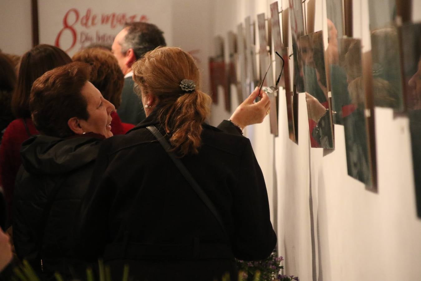 La Asociación de Mujeres Progresistas 'Felisa Tanco' inauguró, ayer, la exposición fotográfica 'Abuelas en movimiento. Instinto vital', enmarcada en los actos conmemorativos del Día Internacional de la Mujer, que se celebra hoy. Una exposición que tiene como objetivo poner en valor el papel que las abuelas juegan en la actualidad y la aportación que está teniendo en la sociedad y en la familia.