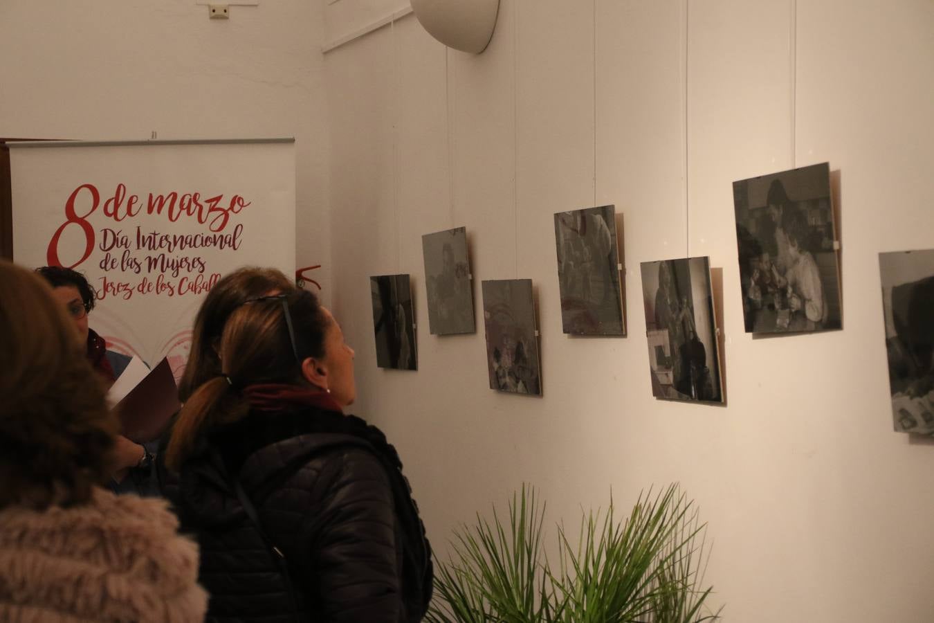 La Asociación de Mujeres Progresistas 'Felisa Tanco' inauguró, ayer, la exposición fotográfica 'Abuelas en movimiento. Instinto vital', enmarcada en los actos conmemorativos del Día Internacional de la Mujer, que se celebra hoy. Una exposición que tiene como objetivo poner en valor el papel que las abuelas juegan en la actualidad y la aportación que está teniendo en la sociedad y en la familia.