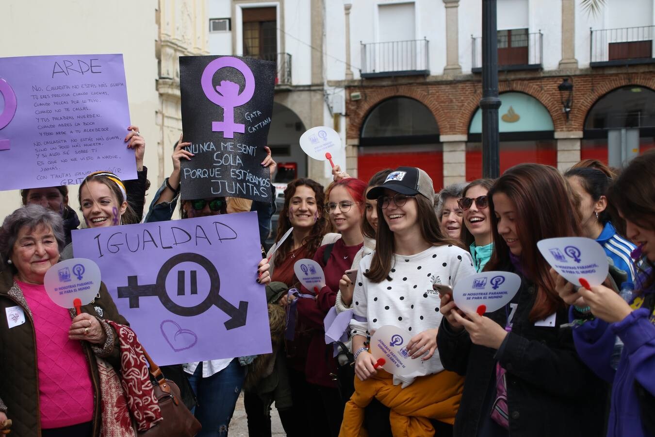 Jerez de los Caballeros ha conmemorado, esta mañana, el Día Internacional de la Mujer con un paro y una concentración bajo el lema 'Por un trabajo y una vida digna, yo paro'. La manifestación ha recorrido las calles Vasco Núñez de Balboa, Templarios y Plaza de España bajo los gritos y pancartas de «soy mujer de alas, no de jaulas», «ni una menos», «igualdad» o «valientes, creativas, emprendedoras, apasionadas, intuitivas». Más de un centenar de personas han reivindicado, así, los derechos de las mujeres. 