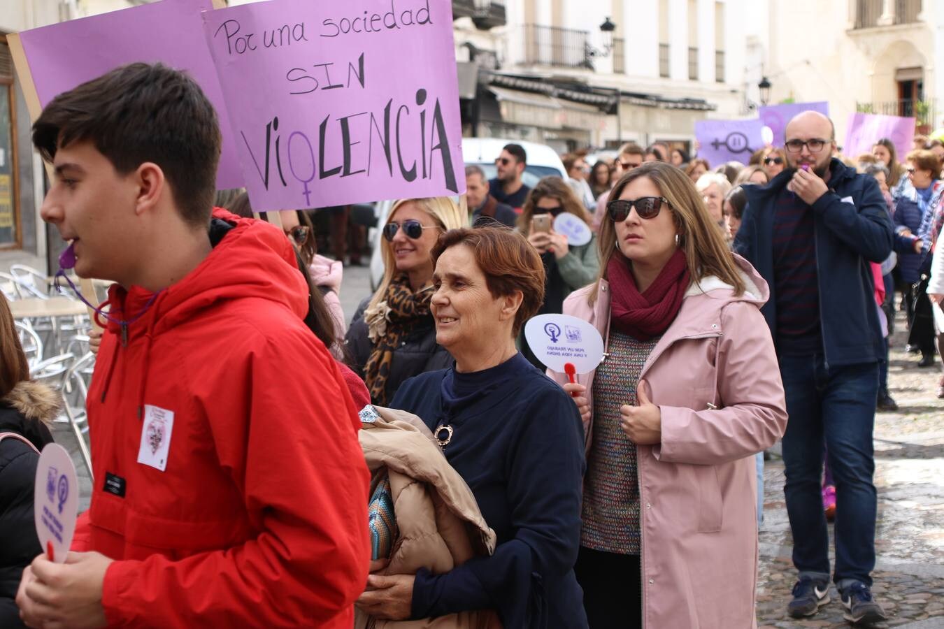 Jerez de los Caballeros ha conmemorado, esta mañana, el Día Internacional de la Mujer con un paro y una concentración bajo el lema 'Por un trabajo y una vida digna, yo paro'. La manifestación ha recorrido las calles Vasco Núñez de Balboa, Templarios y Plaza de España bajo los gritos y pancartas de «soy mujer de alas, no de jaulas», «ni una menos», «igualdad» o «valientes, creativas, emprendedoras, apasionadas, intuitivas». Más de un centenar de personas han reivindicado, así, los derechos de las mujeres. 