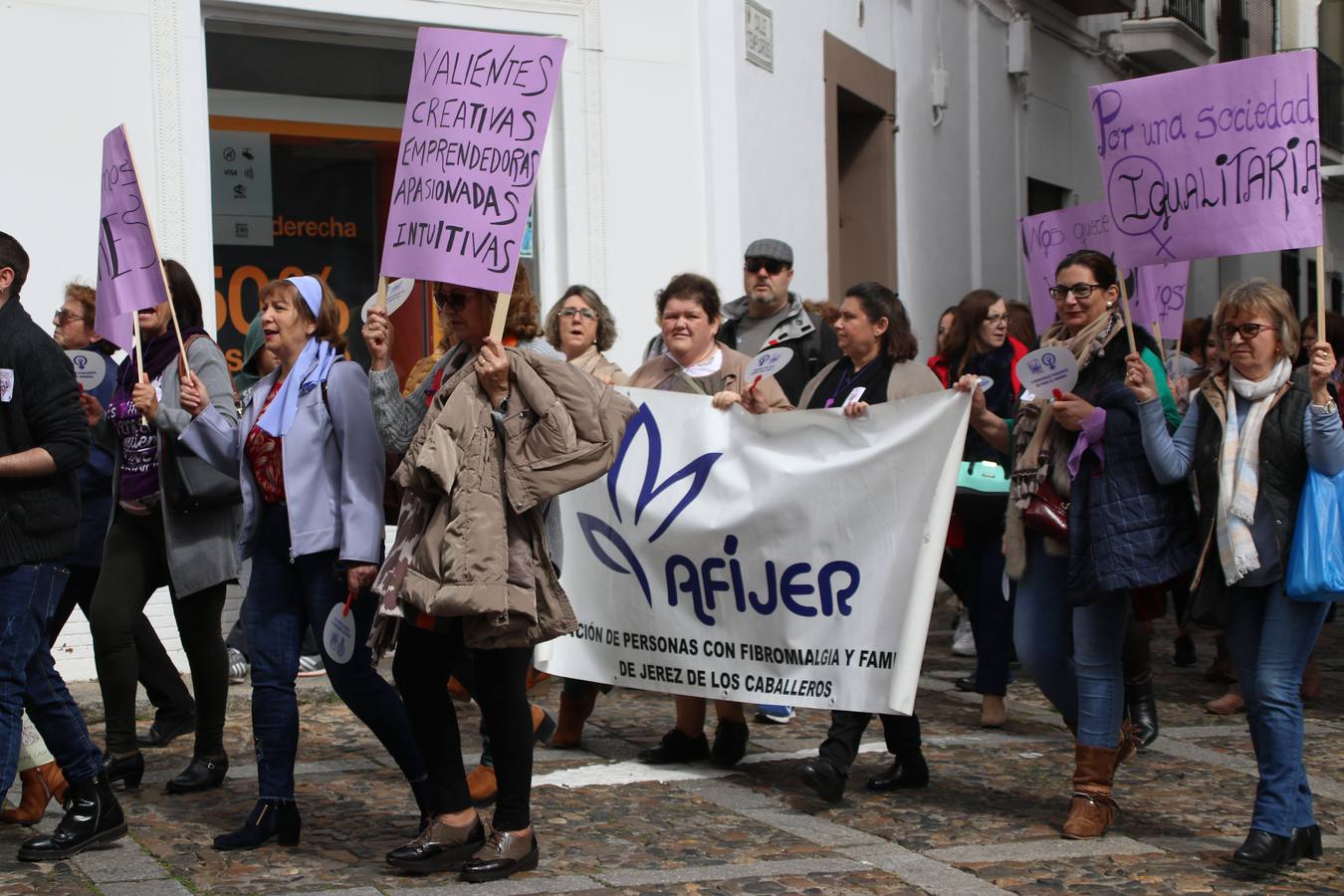 Jerez de los Caballeros ha conmemorado, esta mañana, el Día Internacional de la Mujer con un paro y una concentración bajo el lema 'Por un trabajo y una vida digna, yo paro'. La manifestación ha recorrido las calles Vasco Núñez de Balboa, Templarios y Plaza de España bajo los gritos y pancartas de «soy mujer de alas, no de jaulas», «ni una menos», «igualdad» o «valientes, creativas, emprendedoras, apasionadas, intuitivas». Más de un centenar de personas han reivindicado, así, los derechos de las mujeres. 