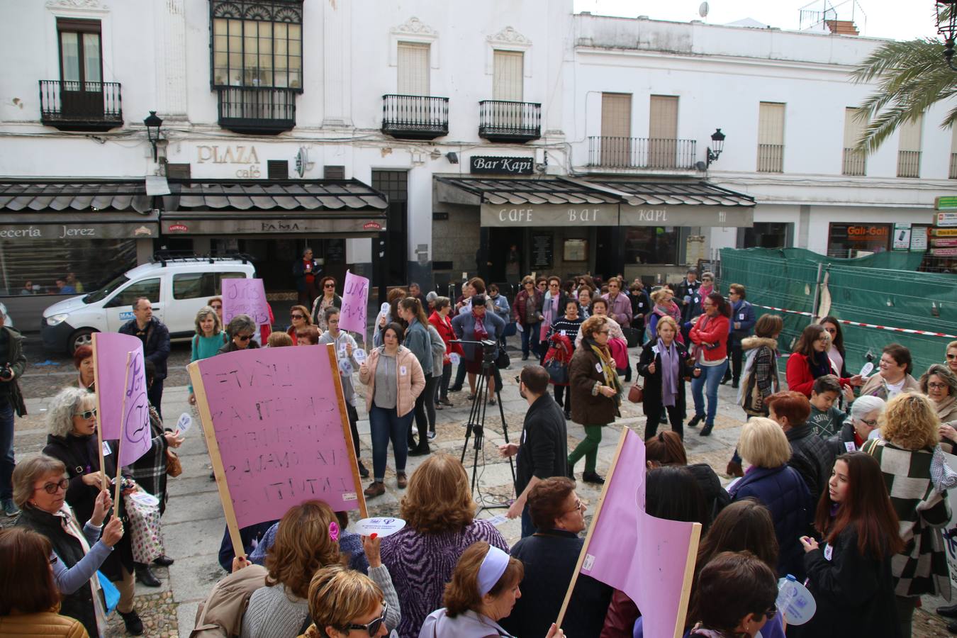 Jerez de los Caballeros ha conmemorado, esta mañana, el Día Internacional de la Mujer con un paro y una concentración bajo el lema 'Por un trabajo y una vida digna, yo paro'. La manifestación ha recorrido las calles Vasco Núñez de Balboa, Templarios y Plaza de España bajo los gritos y pancartas de «soy mujer de alas, no de jaulas», «ni una menos», «igualdad» o «valientes, creativas, emprendedoras, apasionadas, intuitivas». Más de un centenar de personas han reivindicado, así, los derechos de las mujeres. 