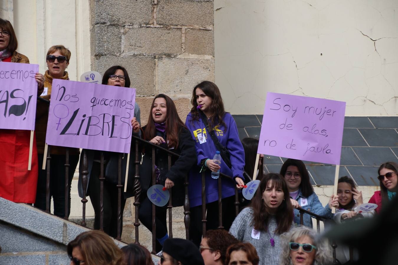 Jerez de los Caballeros ha conmemorado, esta mañana, el Día Internacional de la Mujer con un paro y una concentración bajo el lema 'Por un trabajo y una vida digna, yo paro'. La manifestación ha recorrido las calles Vasco Núñez de Balboa, Templarios y Plaza de España bajo los gritos y pancartas de «soy mujer de alas, no de jaulas», «ni una menos», «igualdad» o «valientes, creativas, emprendedoras, apasionadas, intuitivas». Más de un centenar de personas han reivindicado, así, los derechos de las mujeres. 