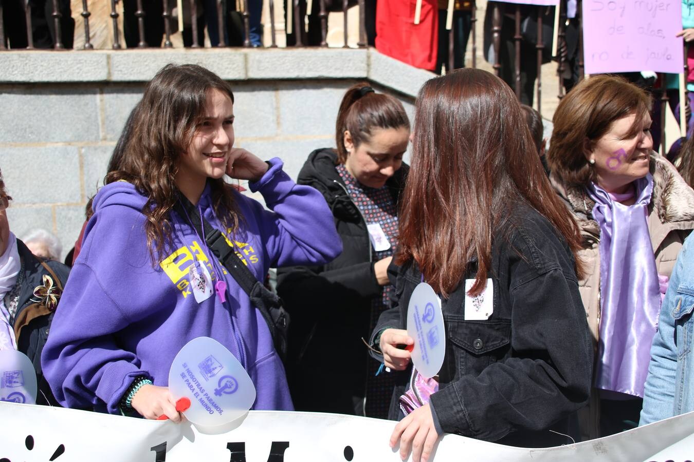 Jerez de los Caballeros ha conmemorado, esta mañana, el Día Internacional de la Mujer con un paro y una concentración bajo el lema 'Por un trabajo y una vida digna, yo paro'. La manifestación ha recorrido las calles Vasco Núñez de Balboa, Templarios y Plaza de España bajo los gritos y pancartas de «soy mujer de alas, no de jaulas», «ni una menos», «igualdad» o «valientes, creativas, emprendedoras, apasionadas, intuitivas». Más de un centenar de personas han reivindicado, así, los derechos de las mujeres. 