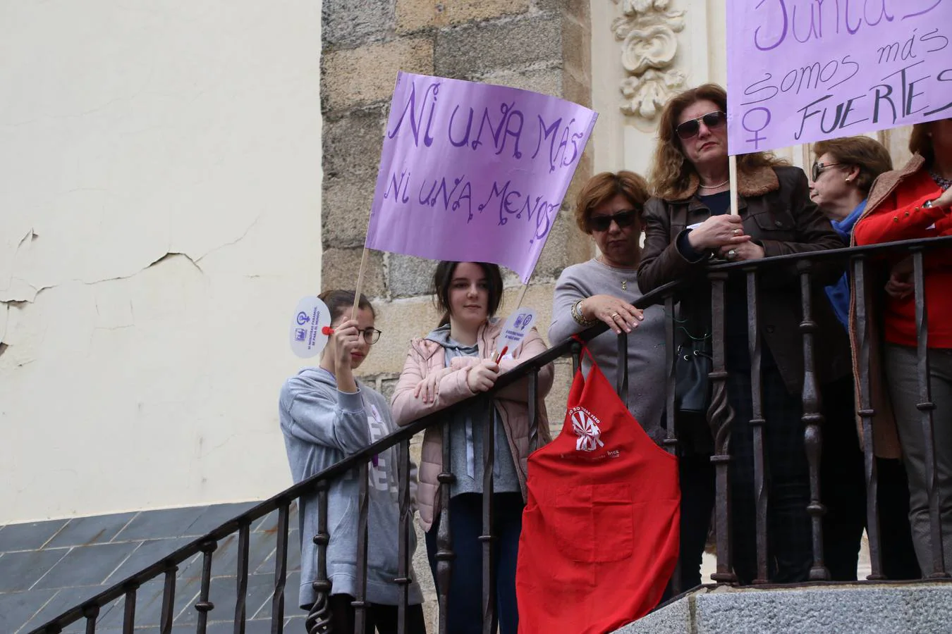 Jerez de los Caballeros ha conmemorado, esta mañana, el Día Internacional de la Mujer con un paro y una concentración bajo el lema 'Por un trabajo y una vida digna, yo paro'. La manifestación ha recorrido las calles Vasco Núñez de Balboa, Templarios y Plaza de España bajo los gritos y pancartas de «soy mujer de alas, no de jaulas», «ni una menos», «igualdad» o «valientes, creativas, emprendedoras, apasionadas, intuitivas». Más de un centenar de personas han reivindicado, así, los derechos de las mujeres. 