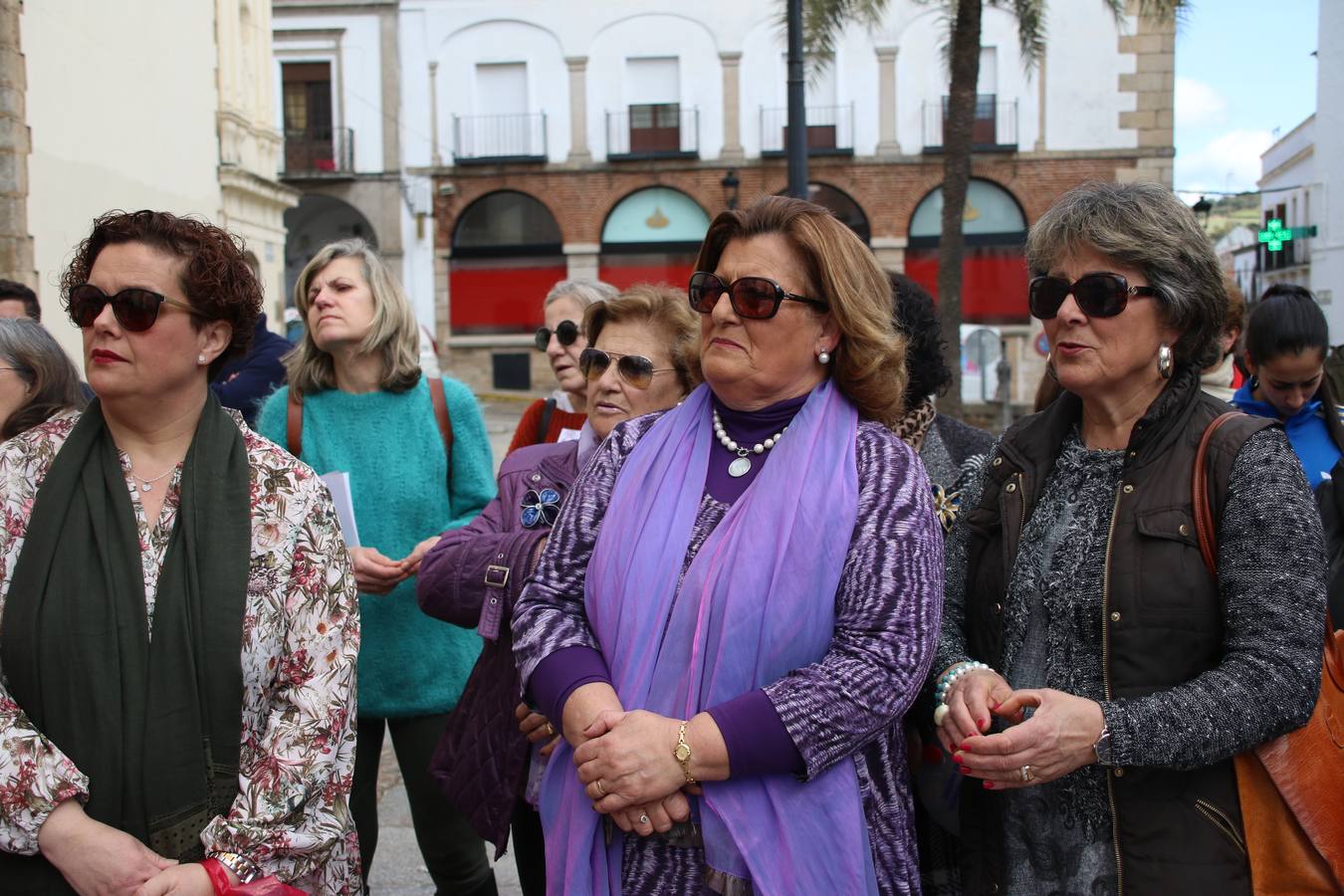 Jerez de los Caballeros ha conmemorado, esta mañana, el Día Internacional de la Mujer con un paro y una concentración bajo el lema 'Por un trabajo y una vida digna, yo paro'. La manifestación ha recorrido las calles Vasco Núñez de Balboa, Templarios y Plaza de España bajo los gritos y pancartas de «soy mujer de alas, no de jaulas», «ni una menos», «igualdad» o «valientes, creativas, emprendedoras, apasionadas, intuitivas». Más de un centenar de personas han reivindicado, así, los derechos de las mujeres. 