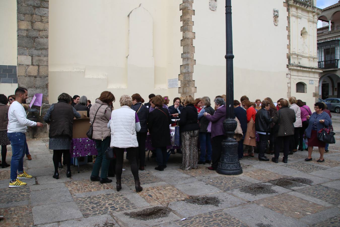 Jerez de los Caballeros ha conmemorado, esta mañana, el Día Internacional de la Mujer con un paro y una concentración bajo el lema 'Por un trabajo y una vida digna, yo paro'. La manifestación ha recorrido las calles Vasco Núñez de Balboa, Templarios y Plaza de España bajo los gritos y pancartas de «soy mujer de alas, no de jaulas», «ni una menos», «igualdad» o «valientes, creativas, emprendedoras, apasionadas, intuitivas». Más de un centenar de personas han reivindicado, así, los derechos de las mujeres. 