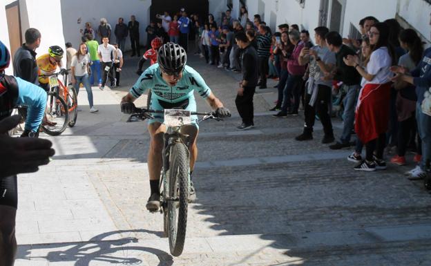 La dura subida por la calle Morería hacia el recinto amurallado de la Alcazaba ha concentrado a numeroso público.
