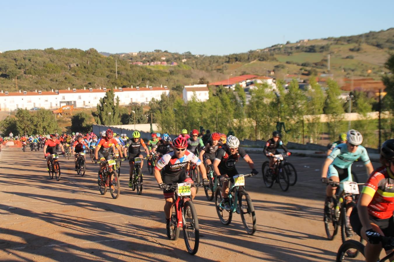 Sensacional jornada en torno al deporte del ciclismo la vivida este domingo, 10 de marzo, en Jerez de los Caballeros con la celebración del VII Maratón templario organizado por el Club ciclista de esta ciudad, con el que se ha dado continuidad a un Open de España de Maratón, que arrancó hace un mes con la VI Vuelta a Córdoba BTT.Miguel Muñoz y Lara Lois, acudían como líderes en la categoría élite tras ser los mejores en la primera cita y en esta prueba, han finalizado cuarto y primera de la general, respectivamente. José Márquez Granado (Quillo Márquez) ha sido el vencedor de la Maratón con un recorrido de 83 kilómetros por el bello entorno de dehesas de Jerez y la comarcar suroeste de Extremadura y con más de 2.000 metros de desnivel acumulado; seguido de Alejandro Díaz de la Peña y José Luis Carrasco Gámez. Agnieta Francke ha sido segunda de la general. En cuanto a los locales, Rafael García Barragán ha sido el primer jerezano de la Maratón en llegar a meta seguido de Ramón Pérez Guerrero y José Ángel González Pérez.El vencedor de la Ruta cicloturista, de 50 kilómetros, ha sido Alberto Cuevas Sánchez, seguido de Antonio Linares Paredes y Pablo Alpiste Quijada.