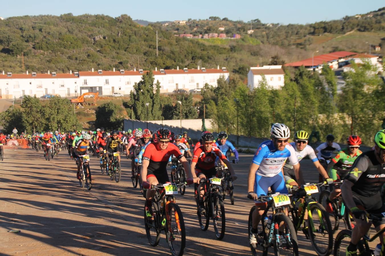 Sensacional jornada en torno al deporte del ciclismo la vivida este domingo, 10 de marzo, en Jerez de los Caballeros con la celebración del VII Maratón templario organizado por el Club ciclista de esta ciudad, con el que se ha dado continuidad a un Open de España de Maratón, que arrancó hace un mes con la VI Vuelta a Córdoba BTT.Miguel Muñoz y Lara Lois, acudían como líderes en la categoría élite tras ser los mejores en la primera cita y en esta prueba, han finalizado cuarto y primera de la general, respectivamente. José Márquez Granado (Quillo Márquez) ha sido el vencedor de la Maratón con un recorrido de 83 kilómetros por el bello entorno de dehesas de Jerez y la comarcar suroeste de Extremadura y con más de 2.000 metros de desnivel acumulado; seguido de Alejandro Díaz de la Peña y José Luis Carrasco Gámez. Agnieta Francke ha sido segunda de la general. En cuanto a los locales, Rafael García Barragán ha sido el primer jerezano de la Maratón en llegar a meta seguido de Ramón Pérez Guerrero y José Ángel González Pérez.El vencedor de la Ruta cicloturista, de 50 kilómetros, ha sido Alberto Cuevas Sánchez, seguido de Antonio Linares Paredes y Pablo Alpiste Quijada.