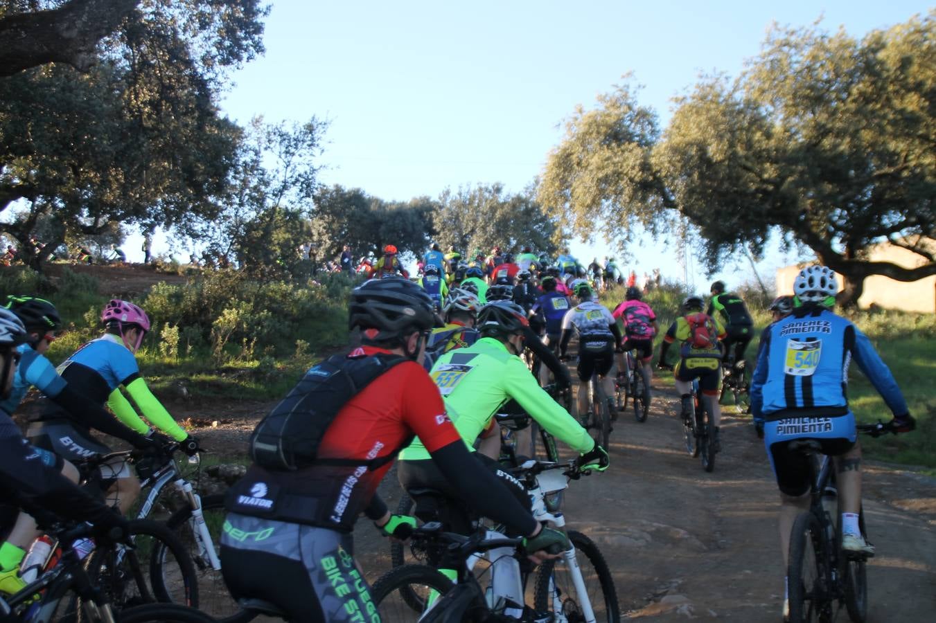 Sensacional jornada en torno al deporte del ciclismo la vivida este domingo, 10 de marzo, en Jerez de los Caballeros con la celebración del VII Maratón templario organizado por el Club ciclista de esta ciudad, con el que se ha dado continuidad a un Open de España de Maratón, que arrancó hace un mes con la VI Vuelta a Córdoba BTT.Miguel Muñoz y Lara Lois, acudían como líderes en la categoría élite tras ser los mejores en la primera cita y en esta prueba, han finalizado cuarto y primera de la general, respectivamente. José Márquez Granado (Quillo Márquez) ha sido el vencedor de la Maratón con un recorrido de 83 kilómetros por el bello entorno de dehesas de Jerez y la comarcar suroeste de Extremadura y con más de 2.000 metros de desnivel acumulado; seguido de Alejandro Díaz de la Peña y José Luis Carrasco Gámez. Agnieta Francke ha sido segunda de la general. En cuanto a los locales, Rafael García Barragán ha sido el primer jerezano de la Maratón en llegar a meta seguido de Ramón Pérez Guerrero y José Ángel González Pérez.El vencedor de la Ruta cicloturista, de 50 kilómetros, ha sido Alberto Cuevas Sánchez, seguido de Antonio Linares Paredes y Pablo Alpiste Quijada.